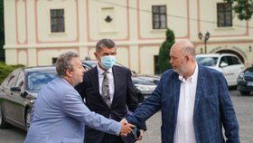 Premiér Andrej Babiš navštívil Postupice, ve kterých se realizuje projekt hloubení tůní, které zadržují vodu v krajině.