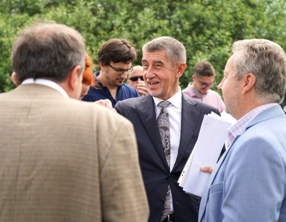 Premiér Andrej Babiš navštívil Postupice, ve kterých se realizuje projekt hloubení tůní, které zadržují vodu v krajině