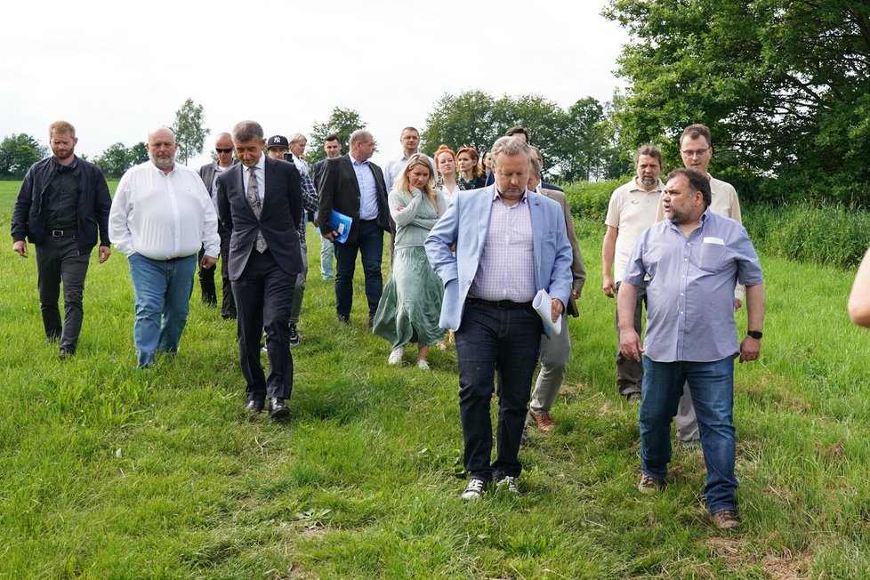 Premiér Andrej Babiš navštívil Postupice, ve kterých se realizuje projekt hloubení tůní, které zadržují vodu v krajině