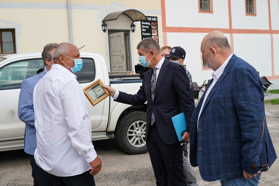 Premiér Andrej Babiš navštívil Postupice, ve kterých se realizuje projekt hloubení tůní, které zadržují vodu v krajině.