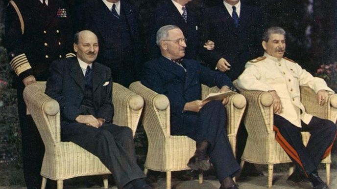 Zástupci velmocí na postupimské konferenci - Clement Attlee, Harry Truman, Josif Stalin
