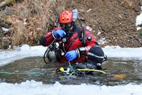 Nebezpečná zábava na Domažlicku skončila tragicky: Muž, který se potápěl pod ledem, zemřel