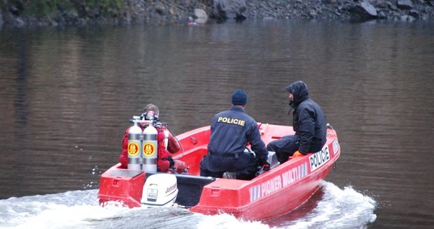 Policejní potápěči hledali na Slapech mrtvolu