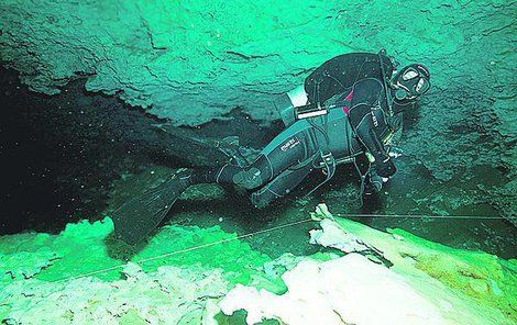 Potápěči vyrazili do podvodních jeskyní.
