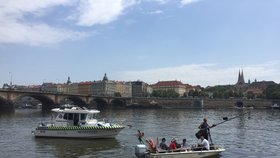 Policisté s potápěči prohledávají Vltavu.