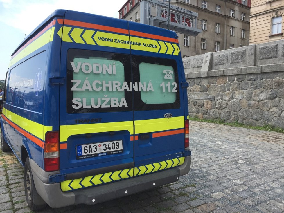 Policisté s potápěči prohledávají Vltavu.