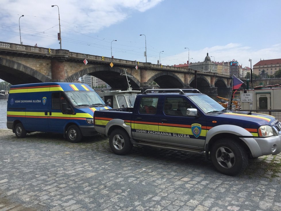 Policisté s potápěči prohledávají Vltavu.