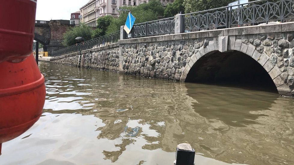 Místo, kde motolský potok vytéká do Vltavy.