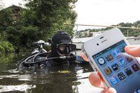 Potápěči městské policie loví z Vltavy i telefony: Na kolik vás vyjde jeden ponor?
