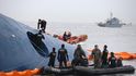 Potápěči prohledávají vrak potopeného jihokorejského trajektu