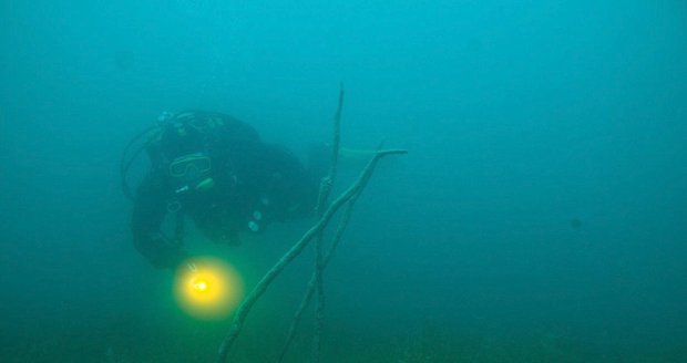 Potápěči našli ztraceného výletníka z lodi: Jeho tělo leželo v Prýglu v hloubce 10 metrů