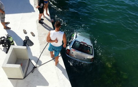 Majitelka auta se šla potápět, věrná fabia se vydala za ní...