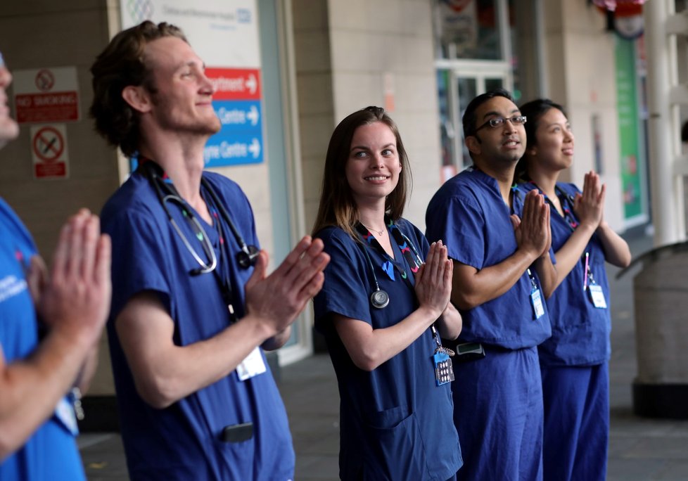 Zdravotníci přijímají dík v posledním dnu kampaně „potlesk pro lidi v první linii“ (28. 5. 2020).