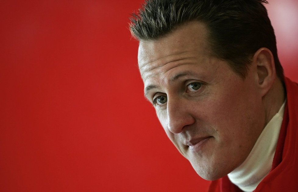 Michael Schumacher se právě brobouzí z bezvědomí.