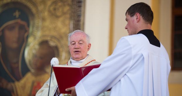 „Pomáhejte uprchlíkům a bojujte proti korupci,“ kázal tisícům Čechů kardinál