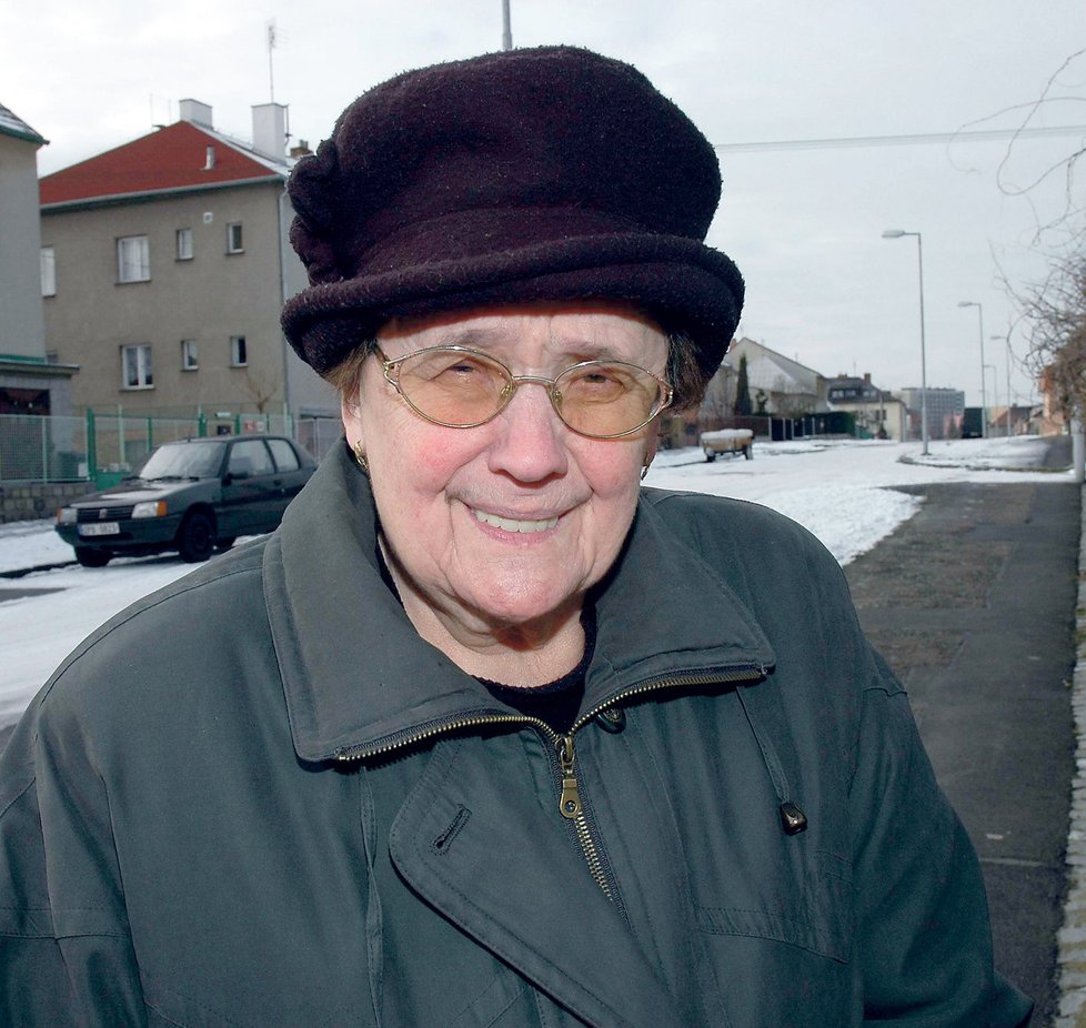 Božena Potočiárová (82), důchodkyně, Plzeň: „ANO. A ještě bych to rozšířila o neděle. Dříve bylo celý víkend zavřeno a také to šlo. Lidé si nakoupili v pátek. Prodavačky, které v těch obchodech pracují, chtějí mít taky někdy volno.“