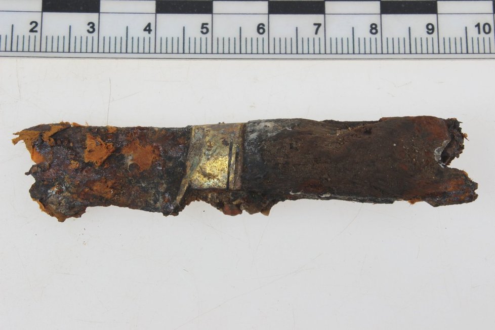 Zdeformovaná střenka nože ze středověku.