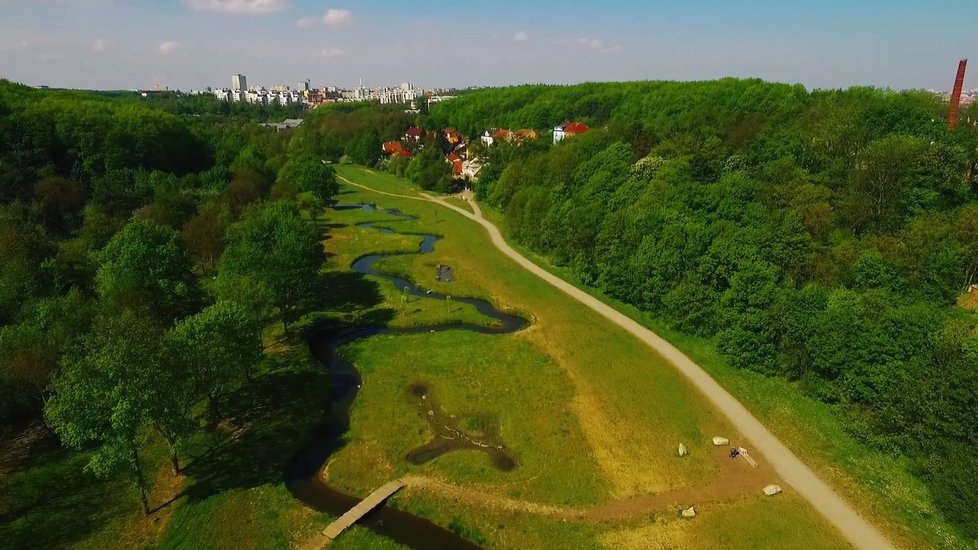 Horní tok Rokytky s protipovodňovými meandry.