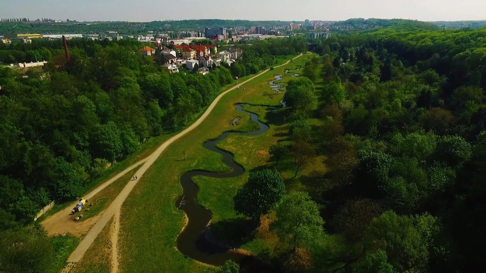 Do takovéto krajiny Hrdlořez by se zakousl plánovaný železniční most.