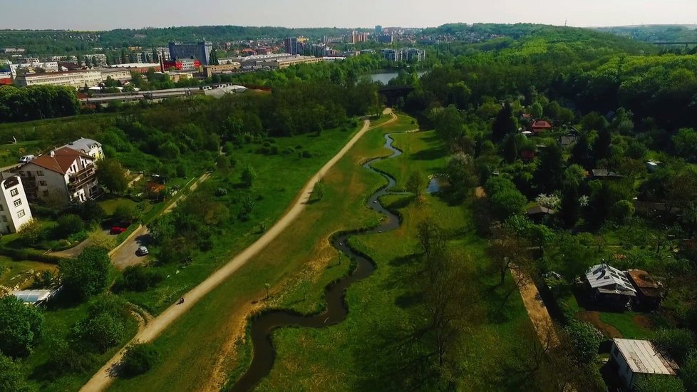 Hrdlořezy se rozprostírají podél Rokytky. Ta na jejich území vytváří malebné meandry.