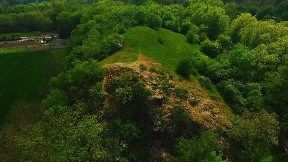 Šáreckému potoku musejí lesníci pomáhat, aby zcela nevyschl.