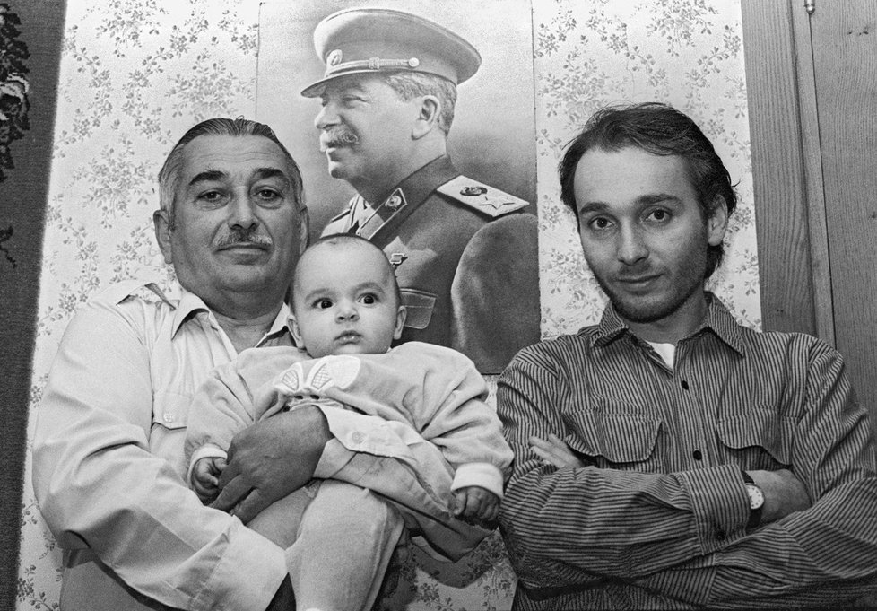 Stalinův vnuk Jevgenij Džugašvili drží v náručí svého vnuka Josifa Džugašviliho. Vedle stojí otec miminka Vissarion Džugašvili. Oba mladší „muži“ ještě žijí.