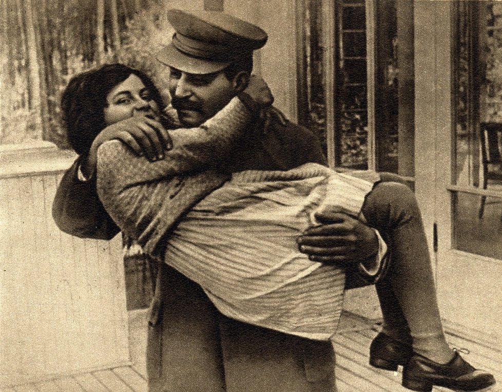 Stalin s dcerou Světlanou, matkou „americké punkerky“ Chrese Evansové. Světlana utekla do USA v roce 1966.