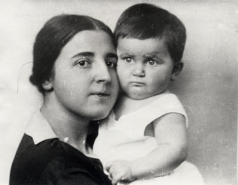 Stalinova druhá žena Naděžda Allilujevová, matka Světlany, jejíž dcera Chrese Evansová je Stalinova vnučka a zároveň rodilá Američanka.