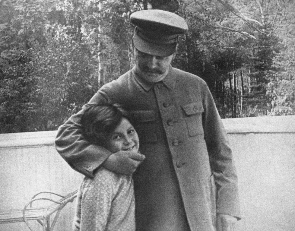 Světlana s otcem Josifem Vissarionovičem Džugašvilim, nechvalně známým jako Stalin.
