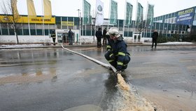 Voda valící se z prasklého potrubí zaplavila za chvíli i ulici Dopraváků