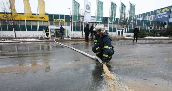 Voda valící se z prasklého potrubí zaplavila za chvíli i ulici Dopraváků