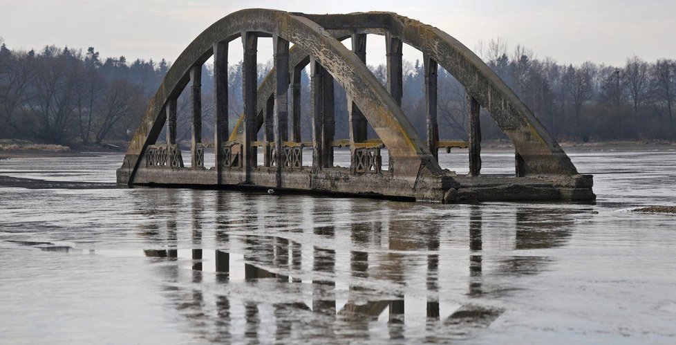Potopený most, zajímavost na přehradě Jesenice u Chebu. Původně vedl přes říčku Odravu a spojoval Malou a Velkou Všeboř.