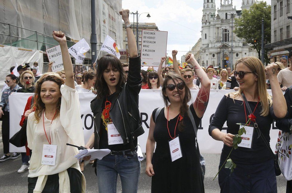 Tisíce polských žen protestovaly proti dalšímu zpřísňování potratů.