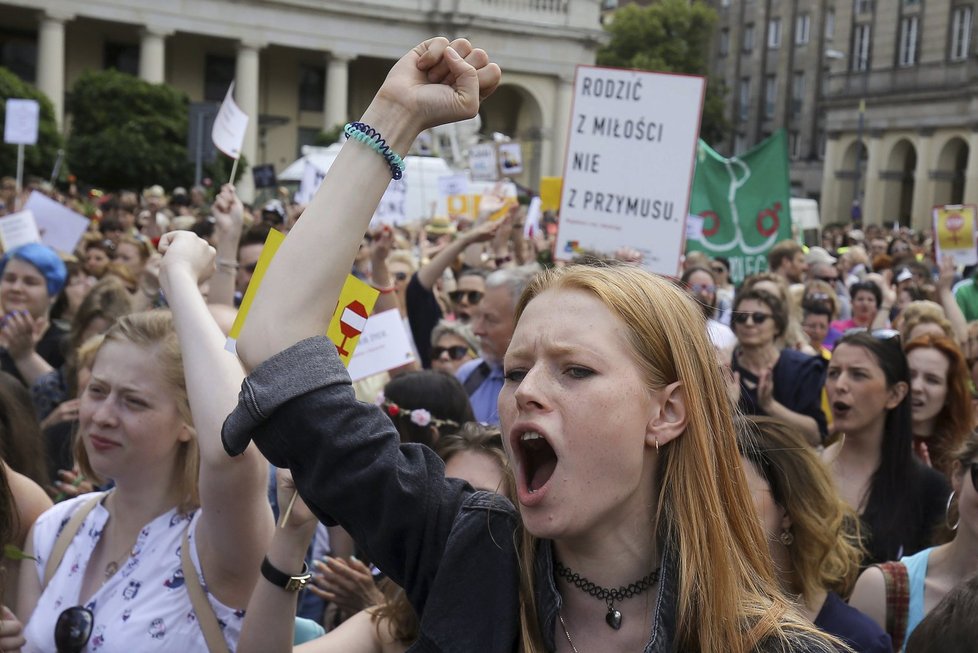 V Polsku se proti zpřísňování potratového zákona demonstruje často. (archivní foto)