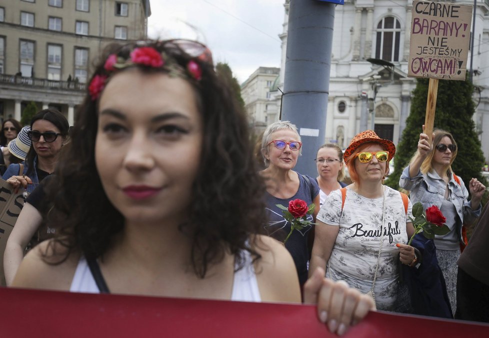 Tisíce polských žen protestovaly proti dalšímu zpřísňování potratů.