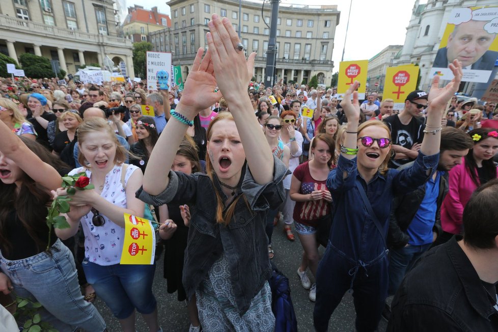 Tisíce polských žen protestovaly proti dalšímu zpřísňování potratů.