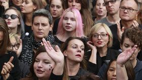 Poláci dnes protestovali proti zpřísnění potratového zákona.