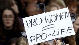 Polský „černý“ protest přerostl za hranice. Stovky Čechů brání práva žen na potrat.