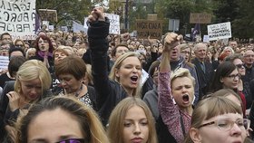 Poláci dnes protestovali proti zpřísnění potratového zákona.