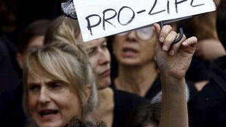 Polské protesty měly smysl: Zákaz potratů neprošel 