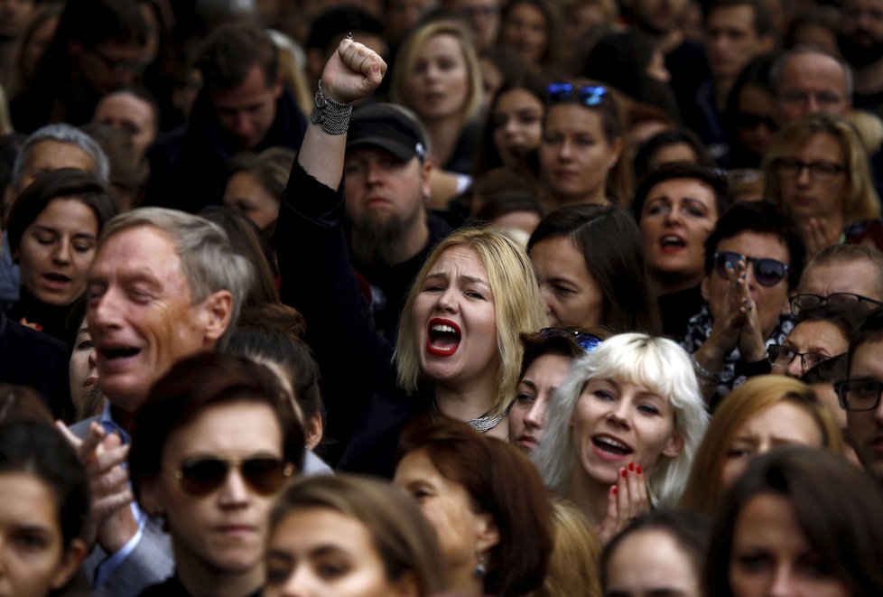 Poláci dnes protestovali proti zpřísnění potratového zákona.