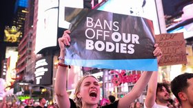 Protesty v USA po rozhodnutí ohledně potratů