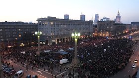 Protesty proti polské vládě během oslav MDŽ: Polky vyrazily do ulic v obavách o zpřísnění potratů.