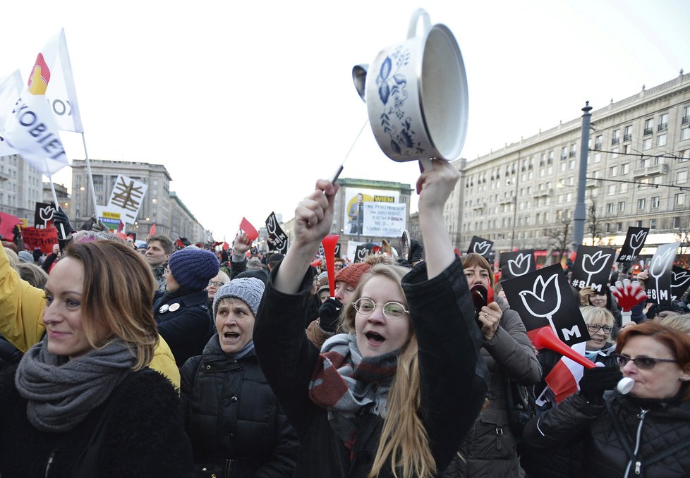 Protesty proti polské vládě během oslav MDŽ: Polky vyrazily do ulic v obavách o zpřísnění potratů.