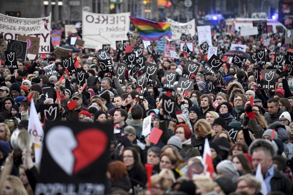 Protesty proti polské vládě během oslav MDŽ: Polky vyrazily do ulic v obavách o zpřísnění potratů.