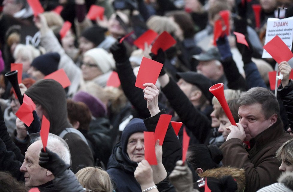Protesty proti polské vládě během oslav MDŽ: Polky vyrazily do ulic v obavách o zpřísnění potratů