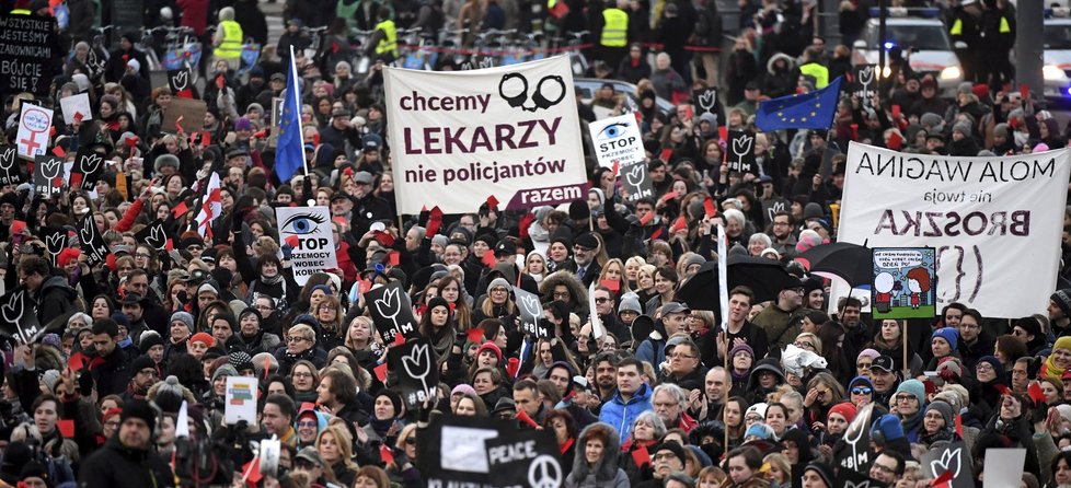 Protesty proti polské vládě během oslav MDŽ: Polky vyrazily do ulic v obavách o zpřísnění potratů.