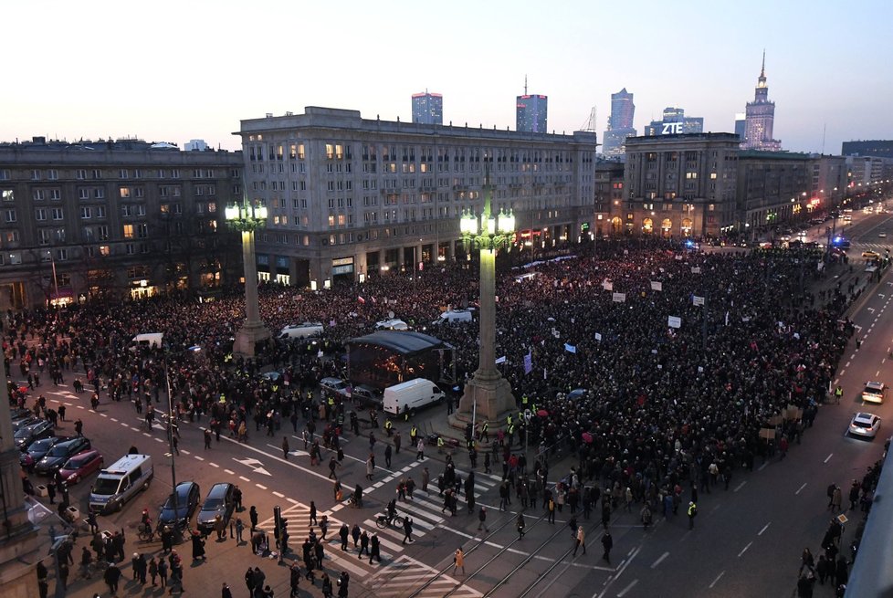 Protesty proti polské vládě během oslav MDŽ: Polky vyrazily do ulic v obavách o zpřísnění potratů.