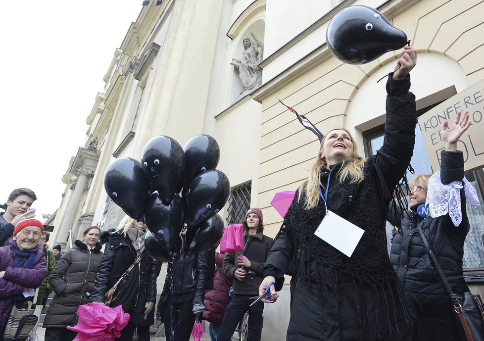 Protesty proti polské vládě během oslav MDŽ: Polky vyrazily do ulic v obavách o zpřísnění potratů