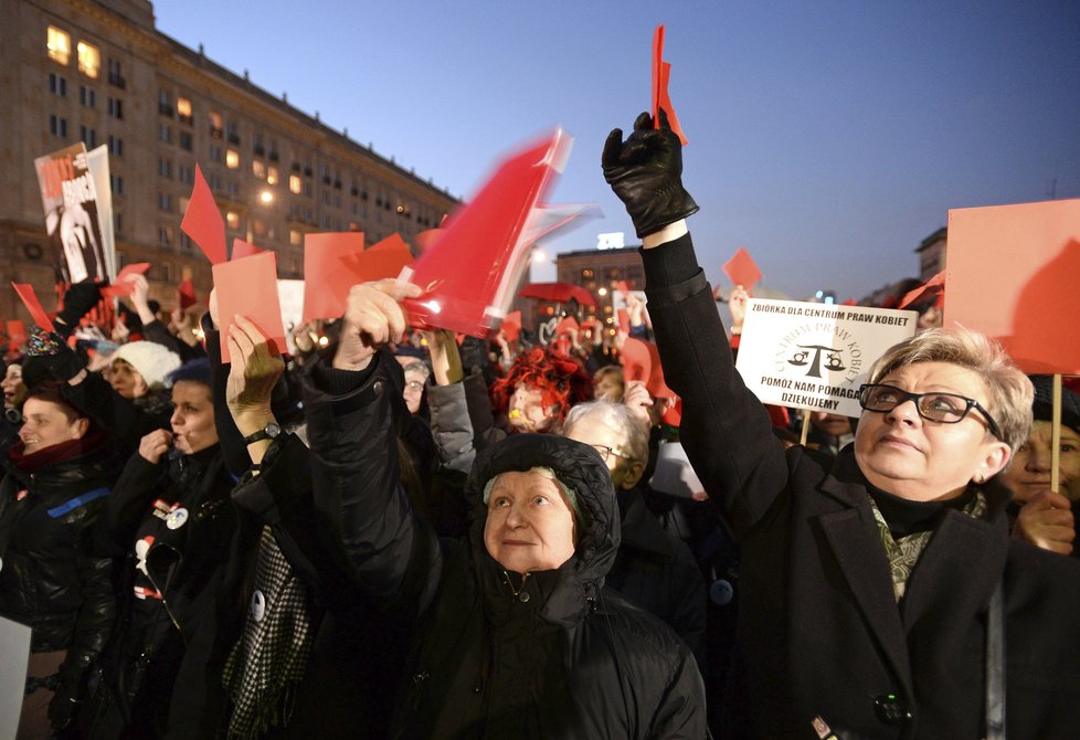 Protesty proti polské vládě během oslav MDŽ: Polky vyrazily do ulic v obavách o zpřísnění potratů.